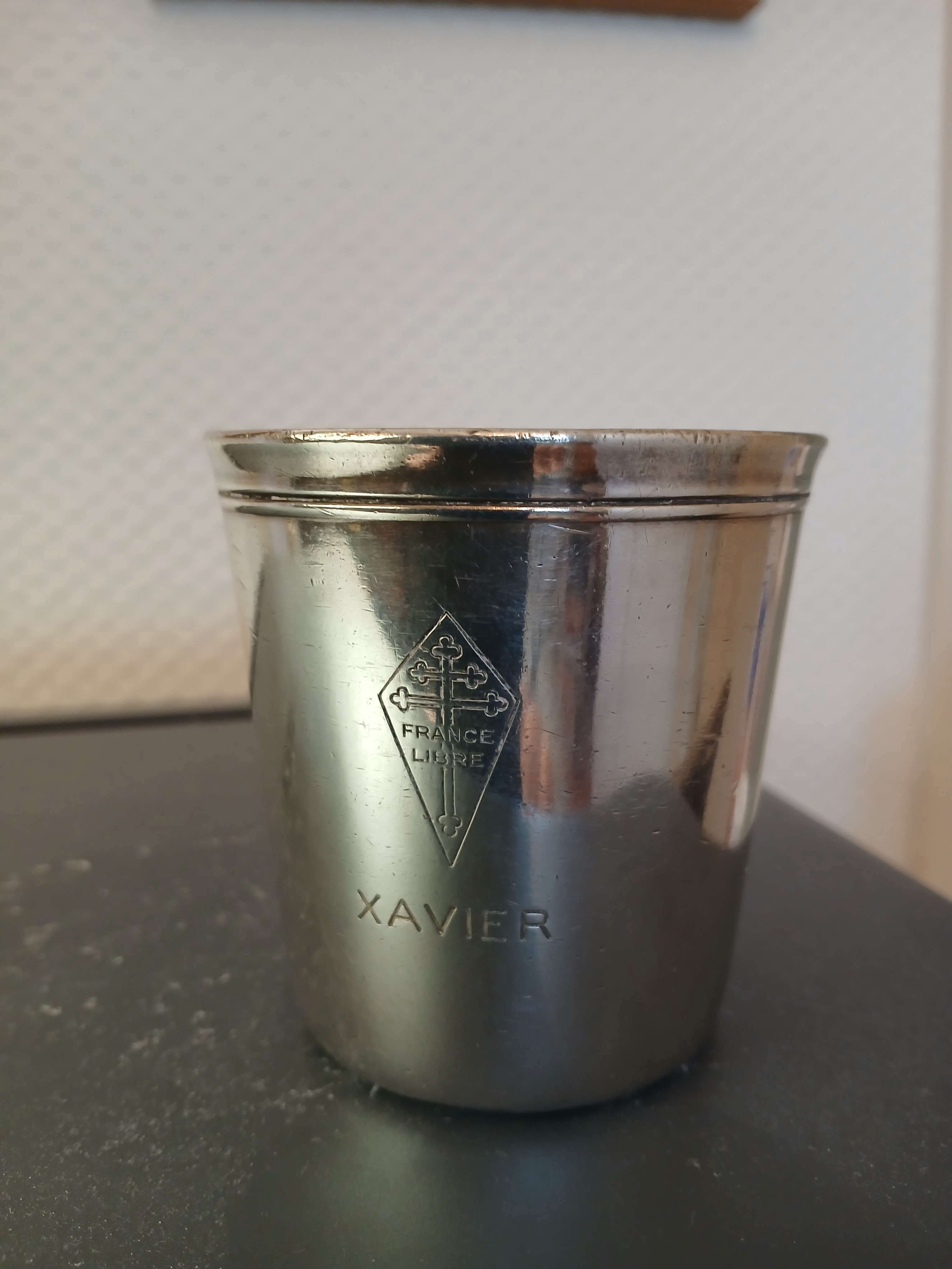 Timbale offerte par le Général de Gaulle à Xavier en 1947