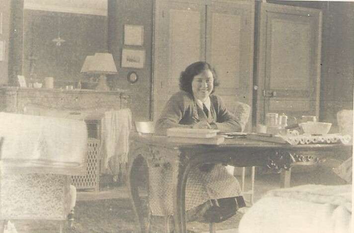 Marthe au bureau et enceinte de Marie